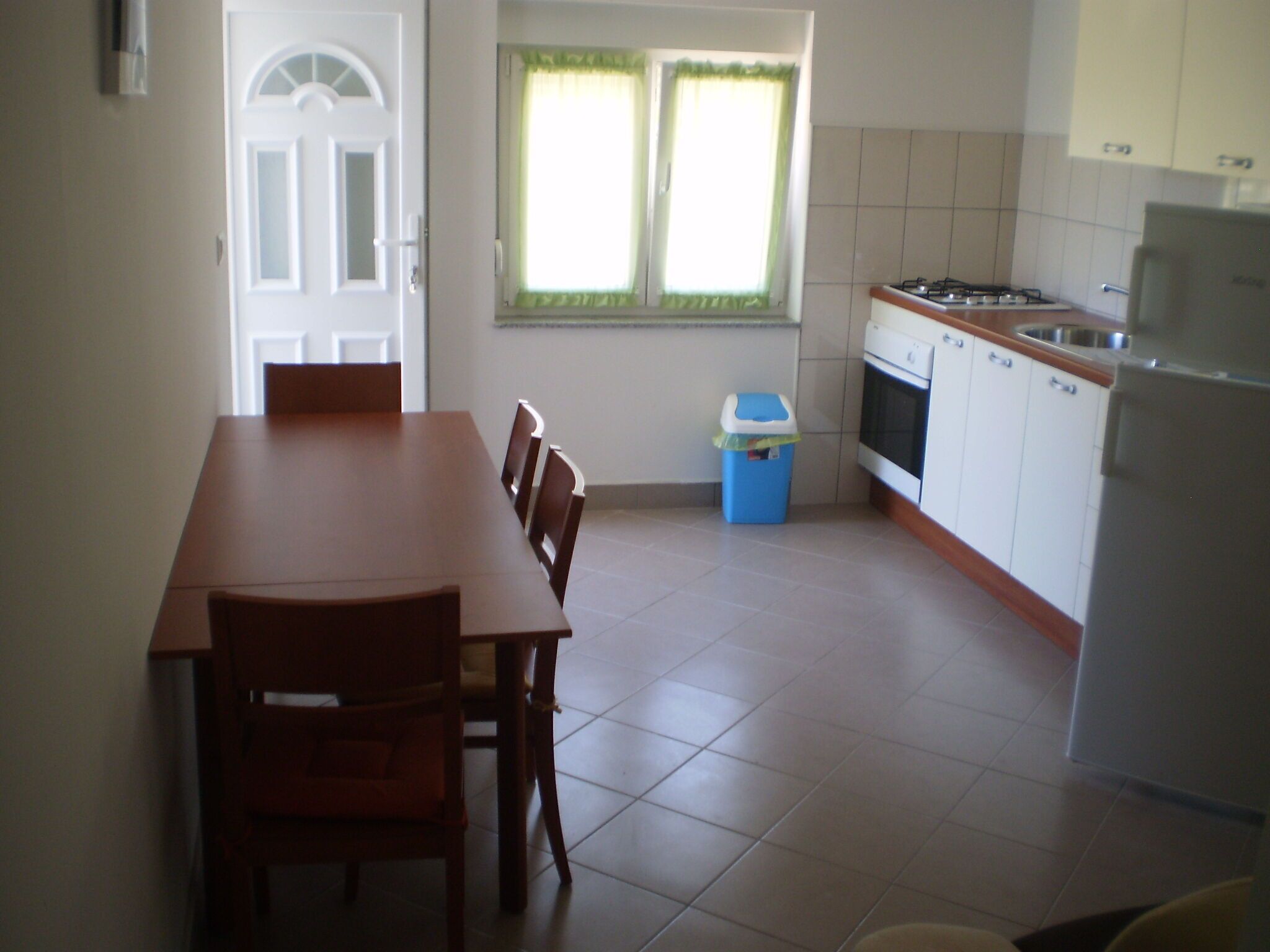 Fridge, oven, stovetop, cookware/dishes/utensils