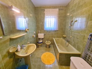 Apartment (A1) | Bathroom | Bathtub - Apartments Vesna (Novi Vinodolski)