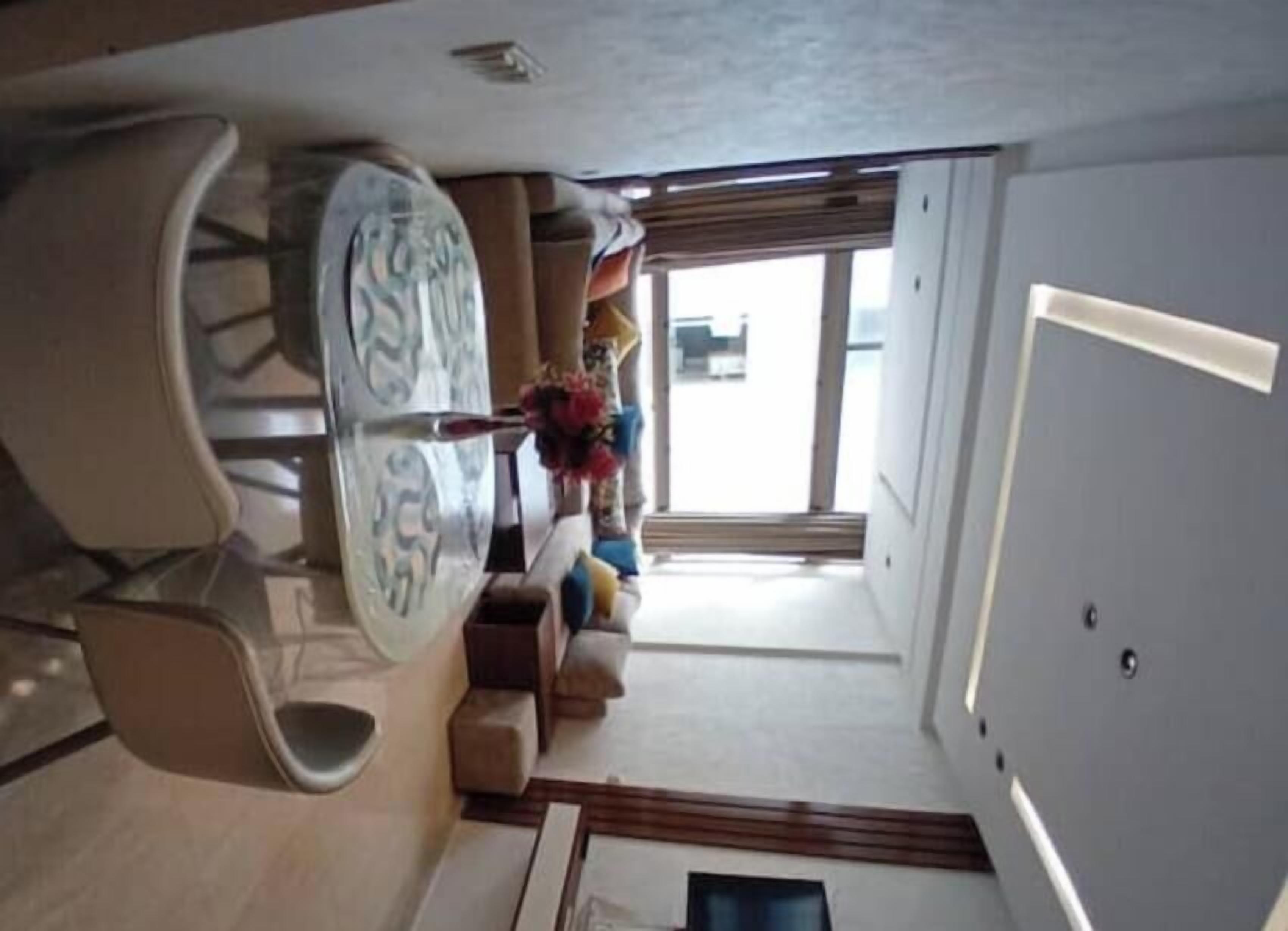 Ein modernes Interieur mit einer Treppe, die zu einem Balkon führt.