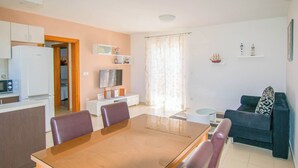 Apartment (A1) | Eigene Küche | Kühlschrank, Mikrowelle, Ofen, Herdplatte