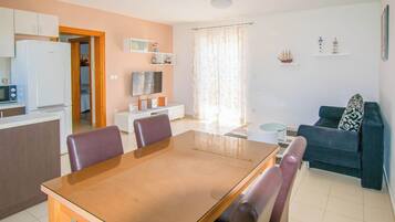 Appartement (A1) | Cuisine privée | Réfrigérateur, micro-ondes, four, plaque de cuisson