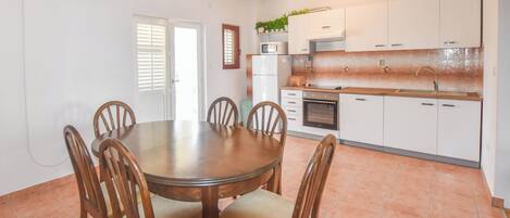 ハウス | 専用キッチン | 冷蔵庫、電子レンジ、オーブン、コンロ