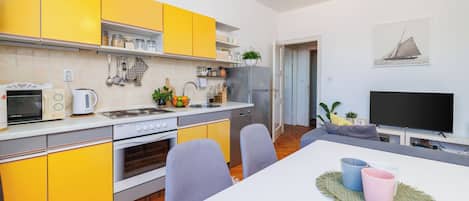 Appartement (A1) | Cuisine privée | Réfrigérateur, micro-ondes, four, plaque de cuisson