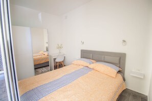 Ein Schlafzimmer mit einem Bett, einem Schreibtisch und einem Stuhl.