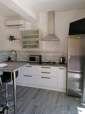 Căn hộ (A1) | Bếp riêng | Tủ lạnh, lò vi sóng, bếp nấu, máy rửa bát 