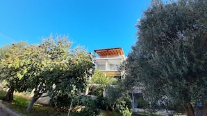 Un edificio con un balcón y un cielo azul despejado.