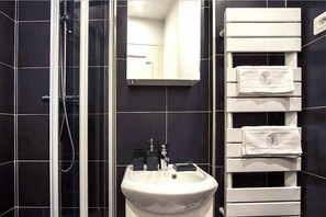 Shower, hair dryer, towels, shampoo - Habitat Parisien -1BR/1BA-AC -Terrace (Paris)