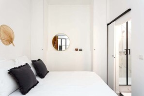 2 bedrooms, iron/ironing board, travel cot, WiFi - Habitat Parisien- 2 BR/2BA - Champs Elysees II (Paris)