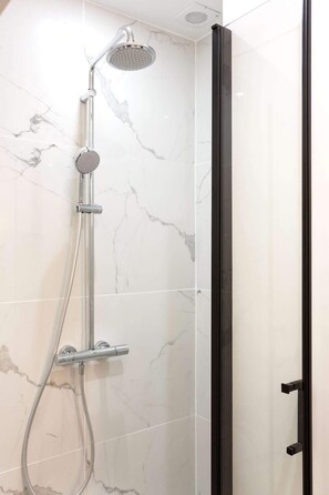 Shower, hair dryer, shampoo - Habitat Parisien- 2 BR/2BA - Champs Elysees II (Paris)