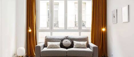 Una televisión, una oficina