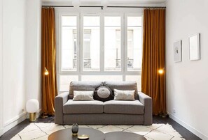TV, offices - Habitat Parisien- 2 BR/2BA - Champs Elysees II (Paris)