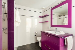 Shower, hair dryer, towels - Apartamento Tramontana 28B by Escape Home (Fornells)