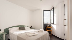 2 chambres, coffres-forts dans les chambres, fer et planche à repasser