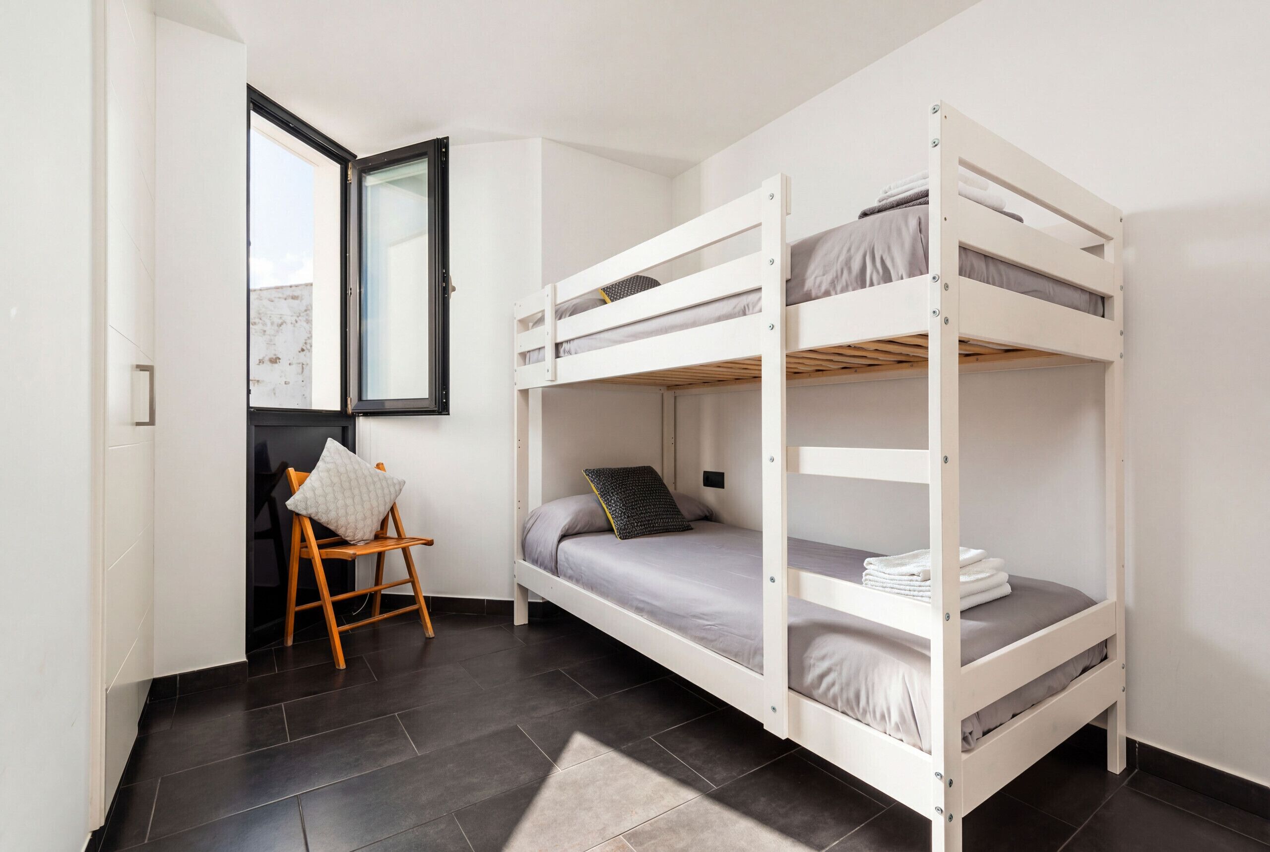 2 bedrooms, in-room safe, iron/ironing board, free WiFi