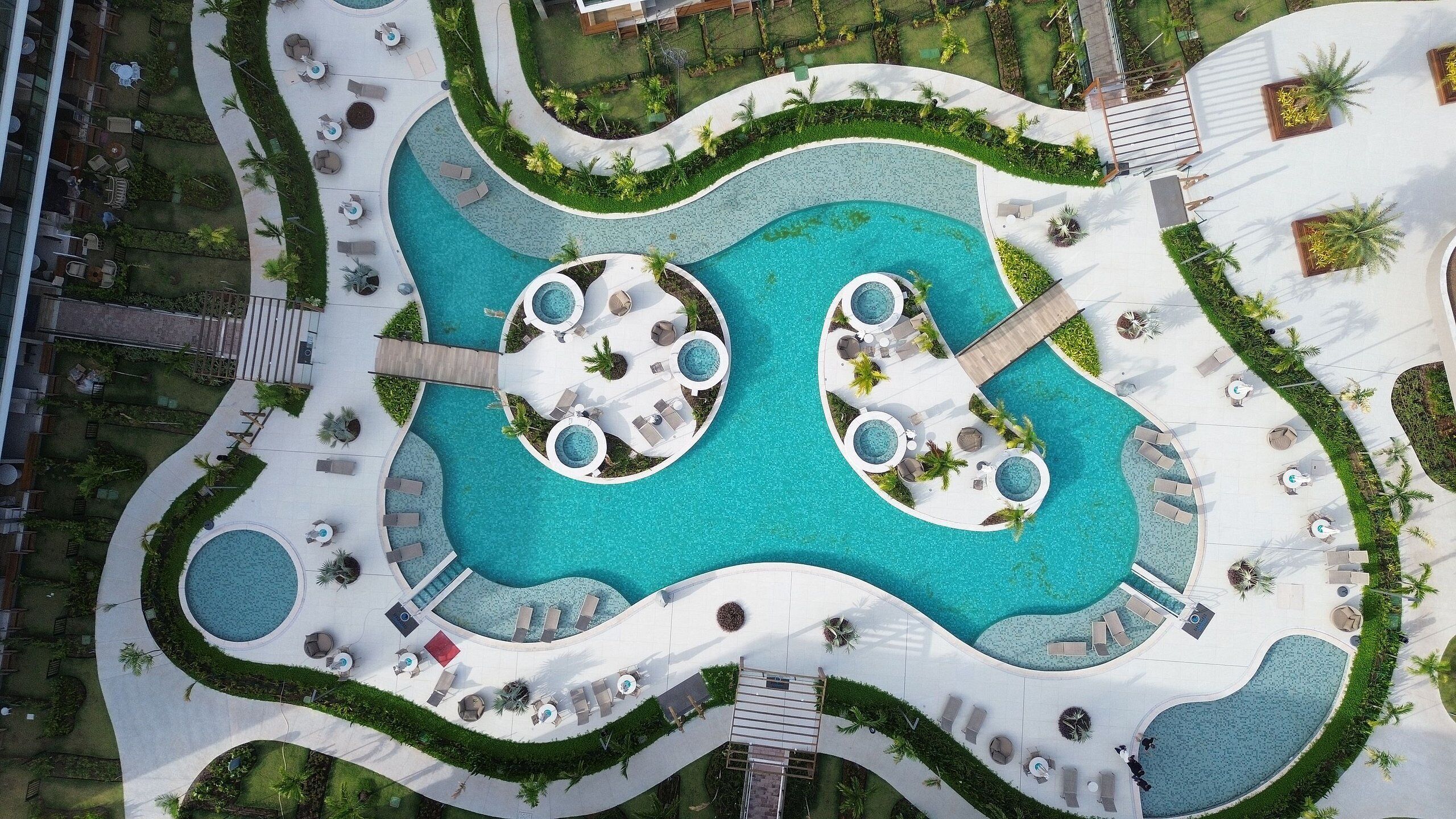 4 outdoor pools
