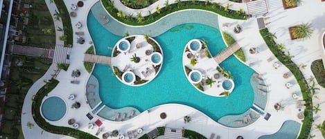 4 つの屋外プール