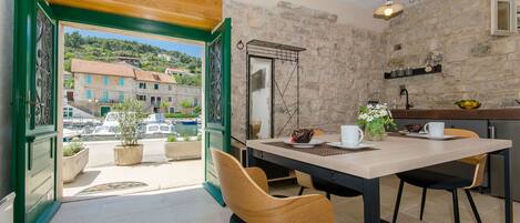 Studio (A1) | Dining