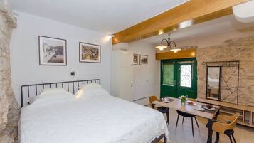 In-room safe, iron/ironing board, free WiFi