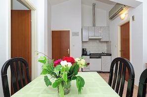 Apartament (A3) | Cuina privada | Frigorífic, microones, forn i placa de cuina 