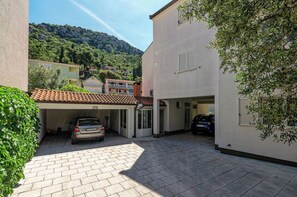 Free self-parking - Apartments Franka (Slivno)