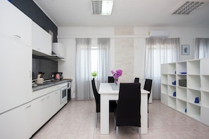 Maison | Cuisine privée | Réfrigérateur, four à micro-ondes, un four, surface de cuisson