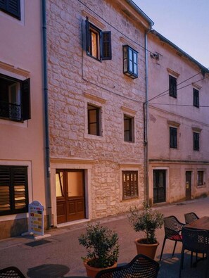 Outdoor dining - Apartment Rustika (Skradin)