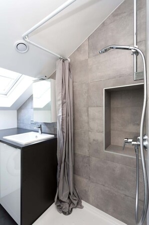 Shower, hair dryer, shampoo - Cozy apartment near the Pompidou Center (Paris)
