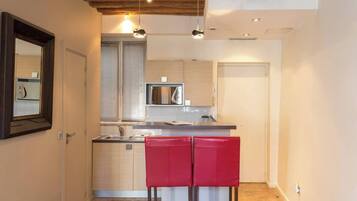 Geladeira, micro-ondas, cafeteira/chaleira, torradeira