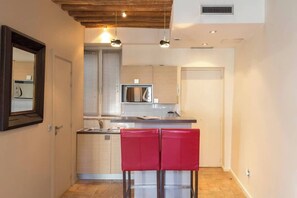 Fridge, microwave, coffee/tea maker, toaster - Habitat Parisien -Studio with A/C - Marais I (Paris)
