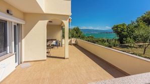 A balcony with a view of the sea, a table, and chairs. - Apartments Star by the sea (Dobrinj)
