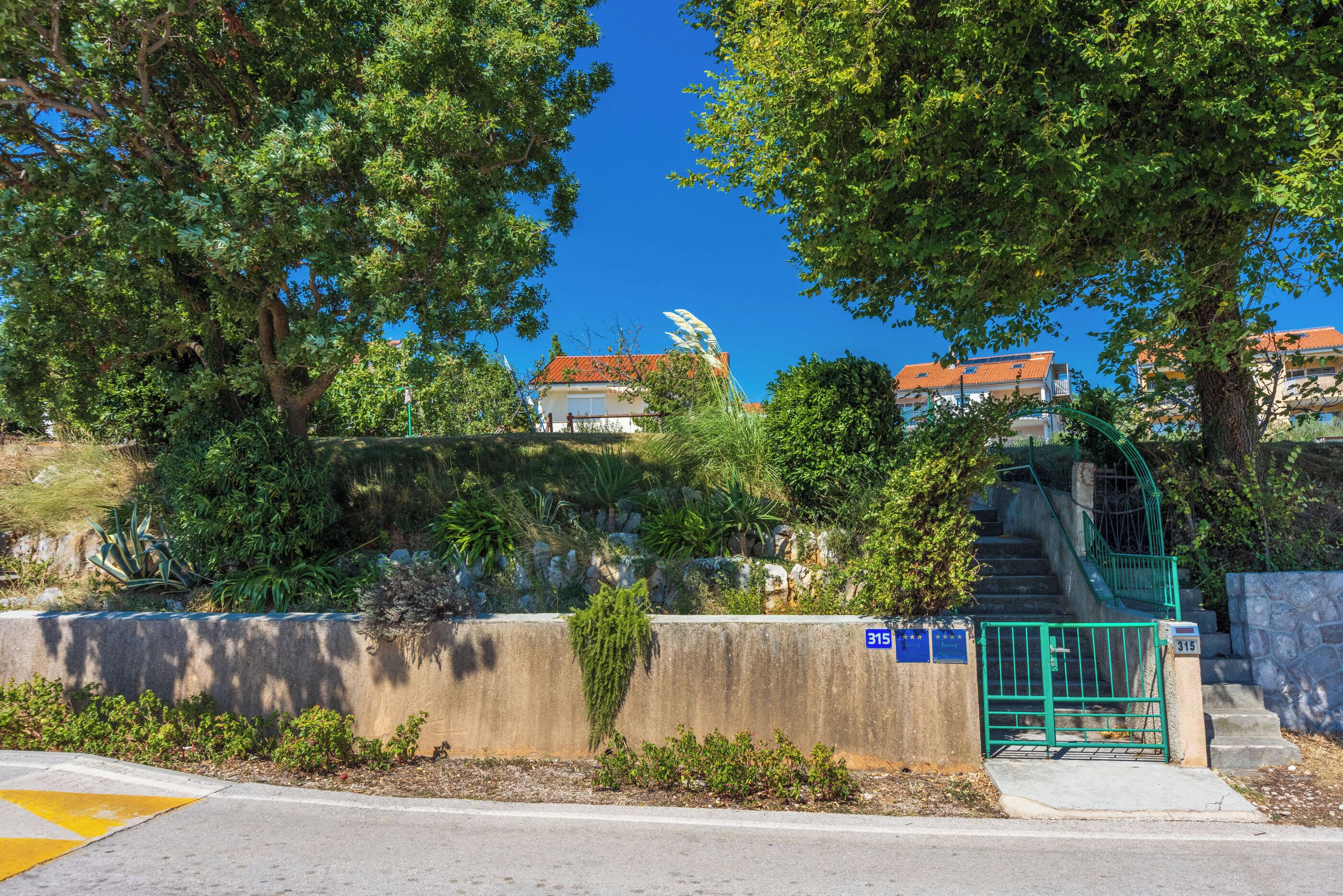 المنشأة من الخارج