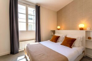 Iron/ironing board, WiFi, bed sheets - Habitat Parisien -1CH/1SB-Place de la Madeleine II (Paris)