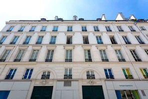 Exterior - Habitat Parisien -1CH/1SB-Place de la Madeleine II (Paris)