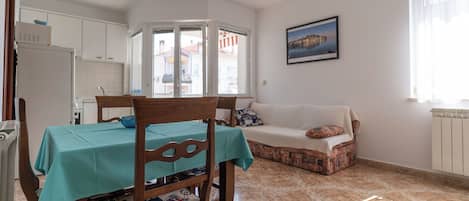 Apartment (A1) | Dining