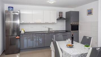 Apartment (A1) | Eigene Küche | Kühlschrank, Herdplatte, Wasserkocher, Kochgeschirr/Geschirr/Besteck