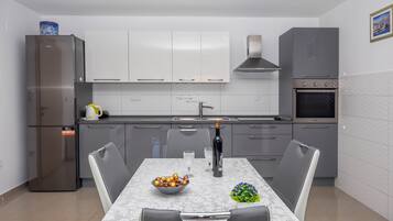 Căn hộ (A1) | Bếp riêng | Tủ lạnh, bếp nấu, ấm điện, dụng cụ nấu nướng/bát dĩa/dao nĩa