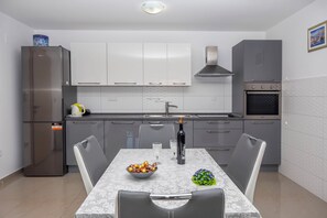 Căn hộ (A1) | Bếp riêng | Tủ lạnh, bếp nấu, ấm điện, dụng cụ nấu nướng/bát dĩa/dao nĩa 