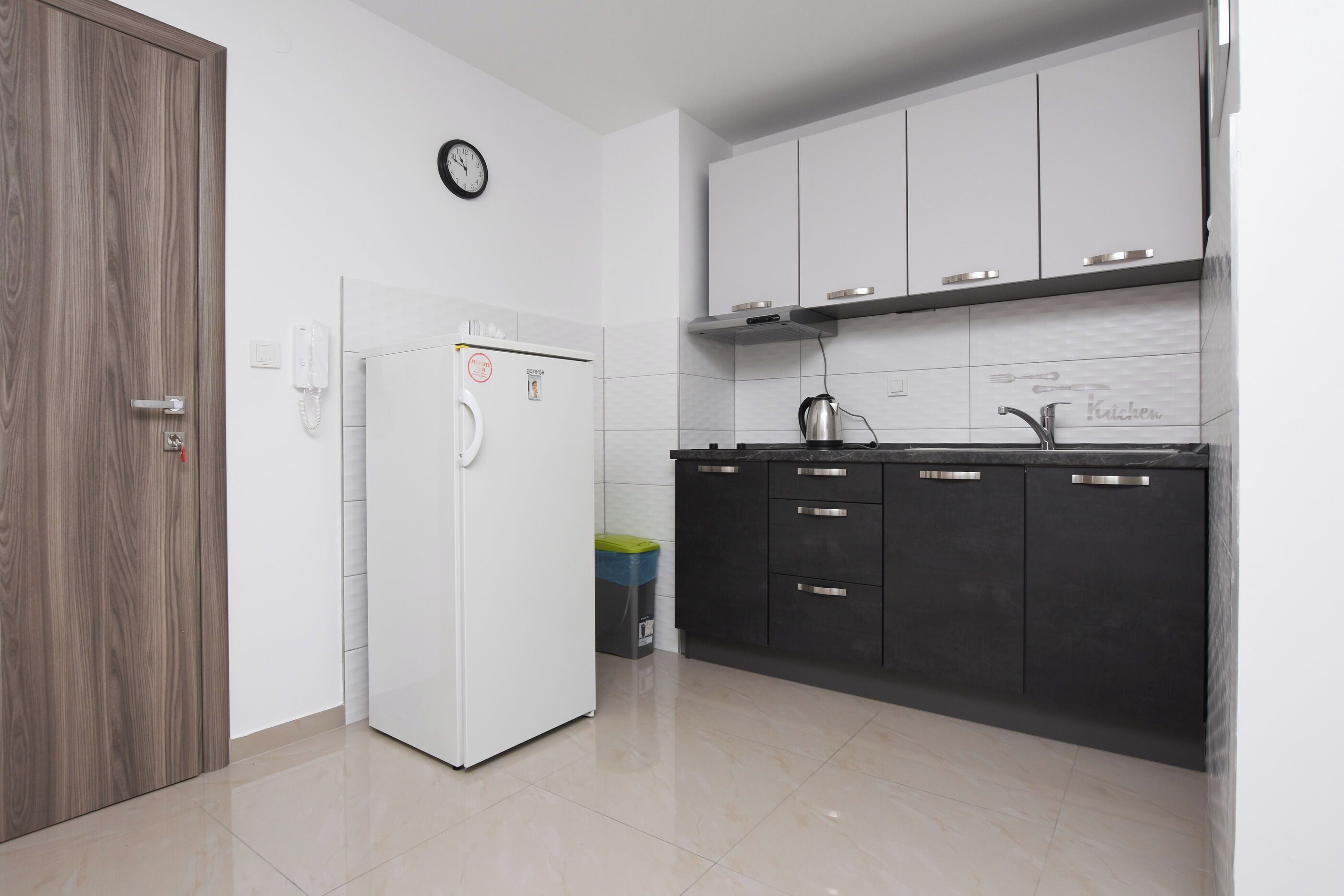 Apartment (A3) | Private kitchen | Fridge, stovetop, electric kettle, cookware/dishes/utensils