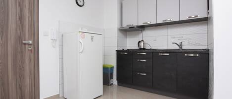 Apartment (A3) | Private kitchen | Fridge, stovetop, electric kettle, cookware/dishes/utensils