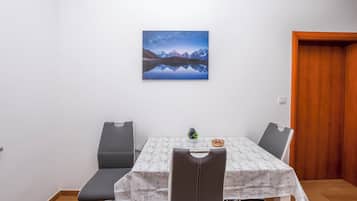 Appartement (A4) | Cuisine privée | Réfrigérateur, surface de cuisson, bouilloire électrique