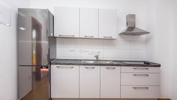 Appartement (A4) | Cuisine privée | Réfrigérateur, surface de cuisson, bouilloire électrique