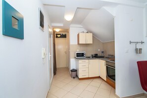 Appartement (A1) | Cuisine privée | Micro-ondes, four, plaque de cuisson, machine à expresso