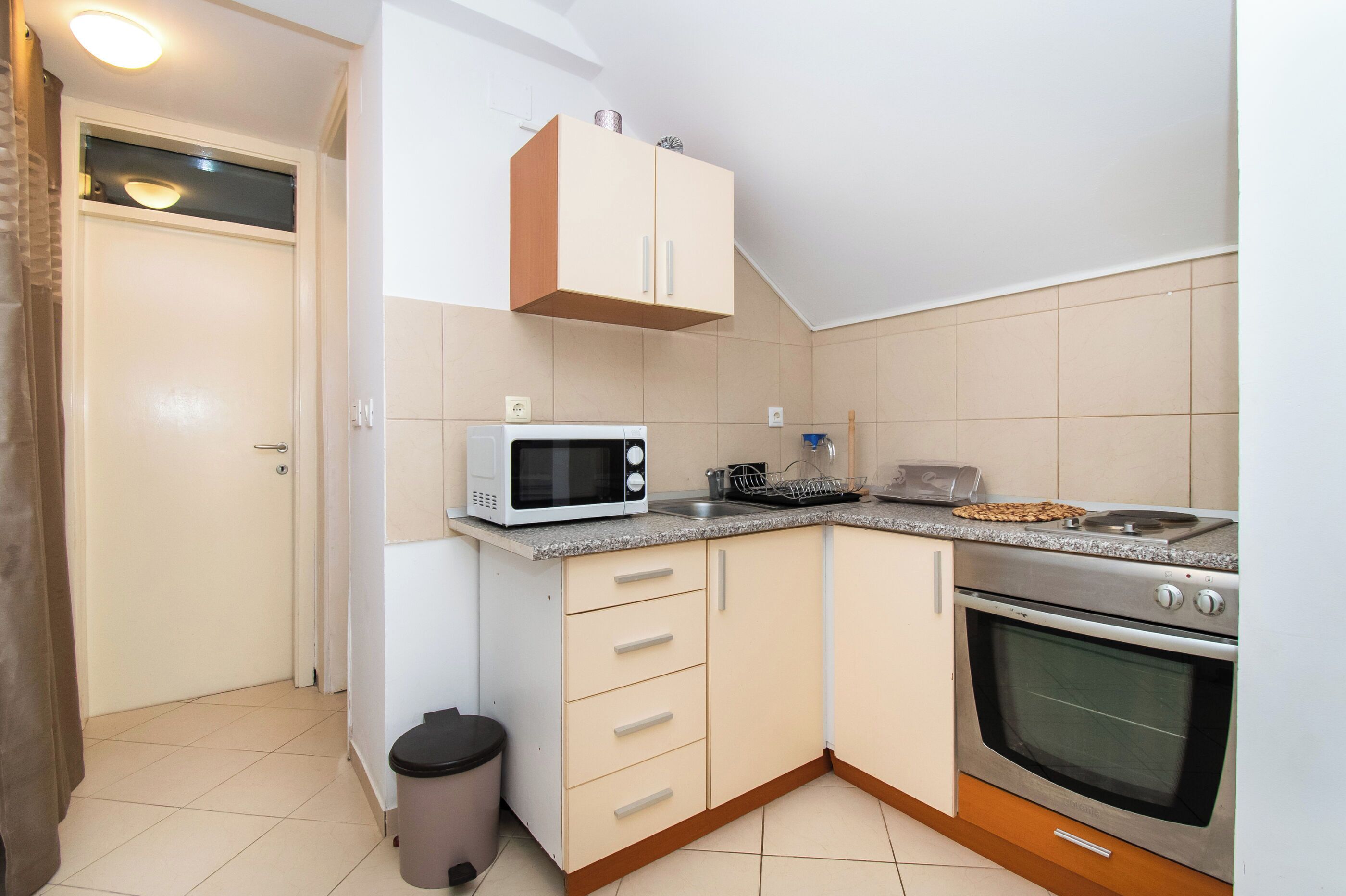 Appartement (A1) | Cuisine privée | Four à micro-ondes, un four, surface de cuisson, cafétière à espresso
