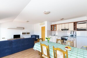 Apartment (A1) | Private kitchen | Fridge, microwave, oven, stovetop - Apartments Ivan i Marija (Lopar)