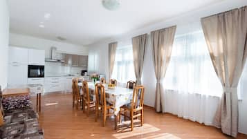 Apartment (A6) | Dining