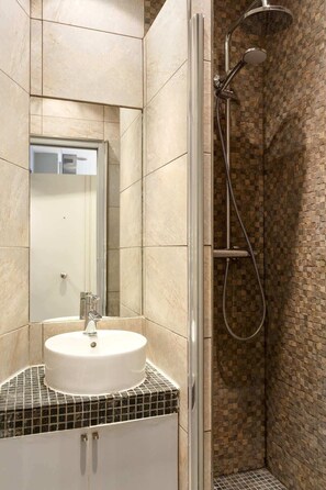 Shower, hair dryer, shampoo - Habitat Parisien -1BR/1BA-AC - Galeries Lafayette (Paris)