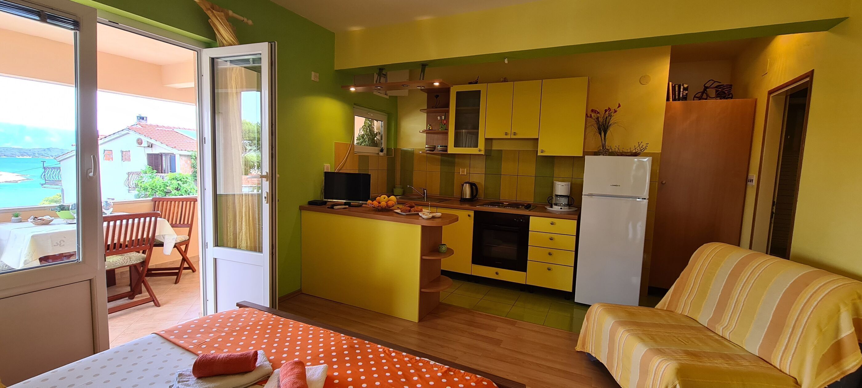 สตูดิโอ (A3) | ครัวส่วนตัว | ตู้เย็น, เตาอบ, เตาประกอบอาหาร, กาต้มน้ำไฟฟ้า