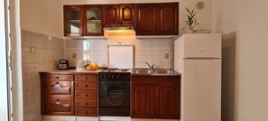 อพาร์ทเมนท์ (A2) | ครัวส่วนตัว | ตู้เย็น, เตาอบ, เ ตาประกอบอาหาร, กาต้มน้ำไฟฟ้า