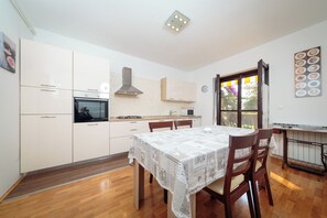 Apartment (A2) | Eigene Küche | Kühlschrank, Ofen, Herdplatte, Espressomaschine
