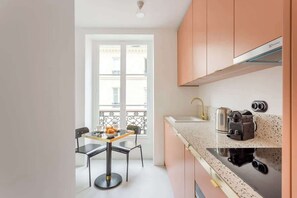 Kylskåp, ugn, diskmaskin och kaffe- och tebryggare